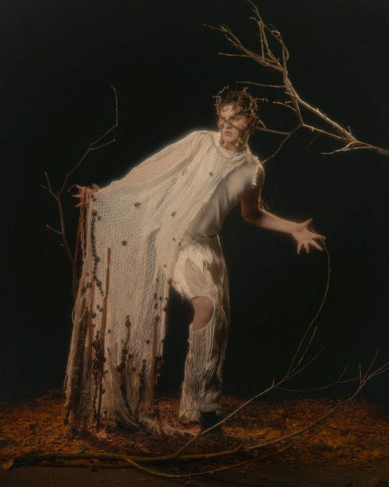 Gabriel Coppola marca presença no Halloween da Sephora com fantasia inspirada em ancestralidade e força espiritual